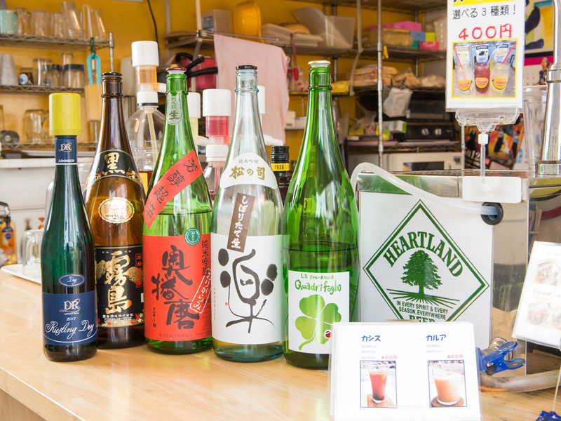 たこ焼きをつまみながらお酒で乾杯!